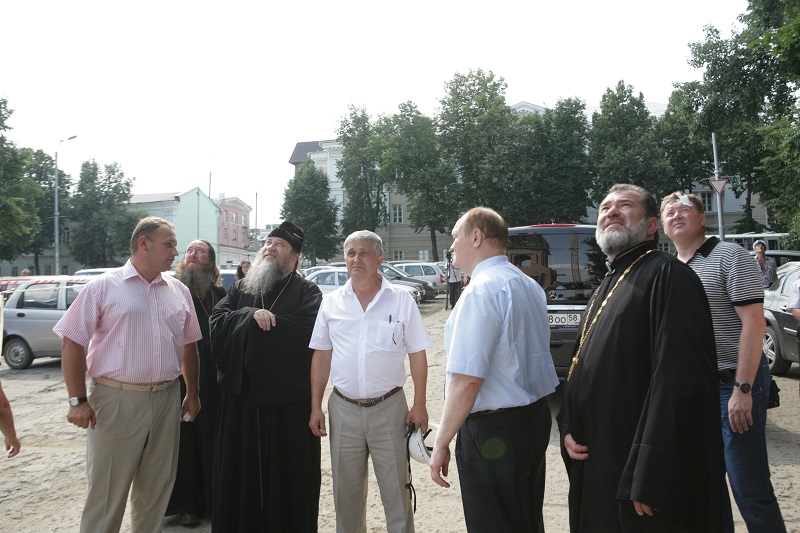 Владыка Вениамин на строительстве Спасского кафедрального собора