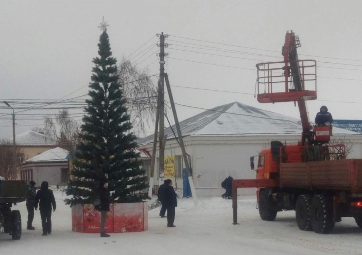 Установлена Новогодняя Елка Установлена Новогодняя Елка