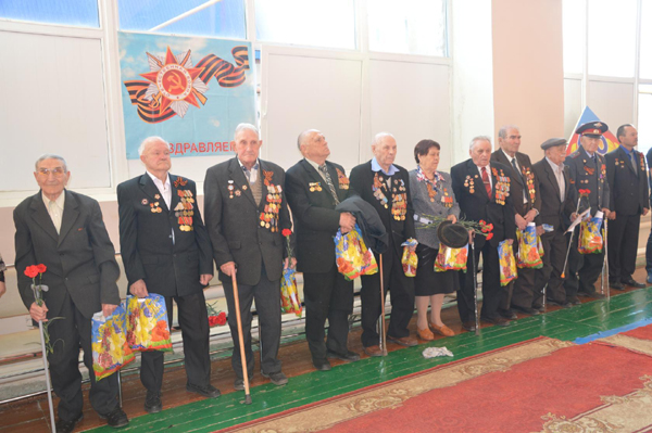 Кузнецкие ветераны на борцовском турнире.jpg